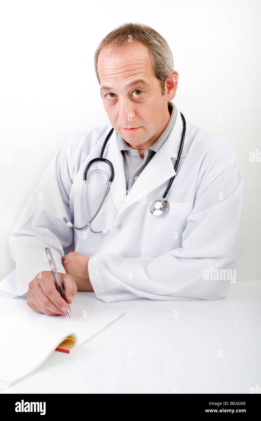 Arzt schreibt ein Rezept isoliert auf weiss Stockfoto