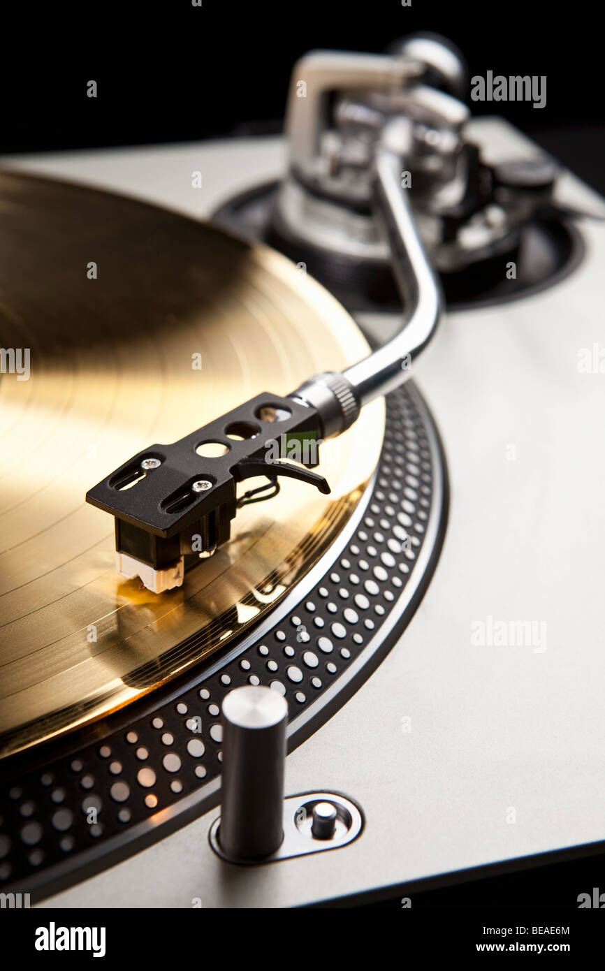 Eine goldene Schallplatte auf einem Plattenspieler Stockfoto