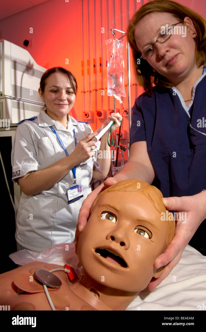 Krankenschwester und Stationsschwester mit HPS, menschliche interaktive Dummy im Bristol Medical Simulation Center. UK Stockfoto