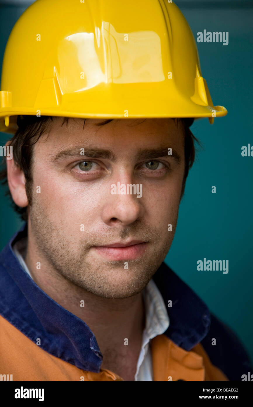 Ein Mann trägt einen gelben Bauarbeiterhelm, Porträt Stockfoto