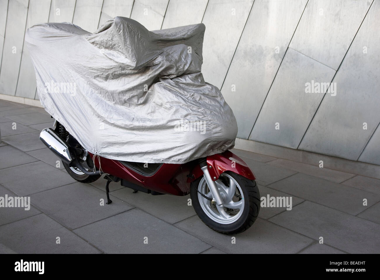 Ein Motorroller unter einer Schutzabdeckung Stockfoto