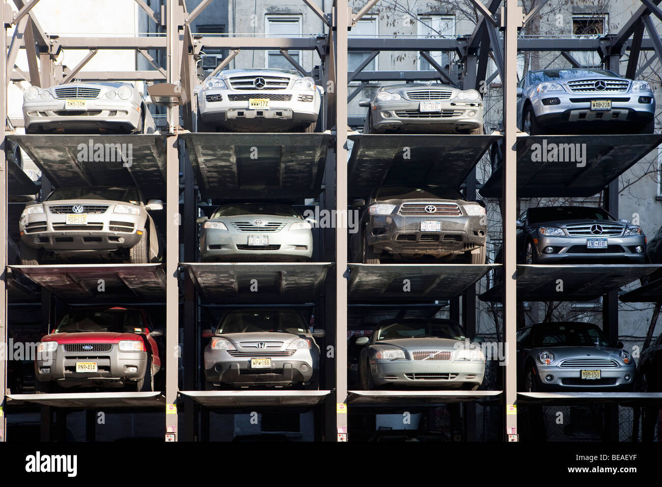 Autos auf dem Parkplatz heben, Manhattan, New York City, NY, USA Stockfoto