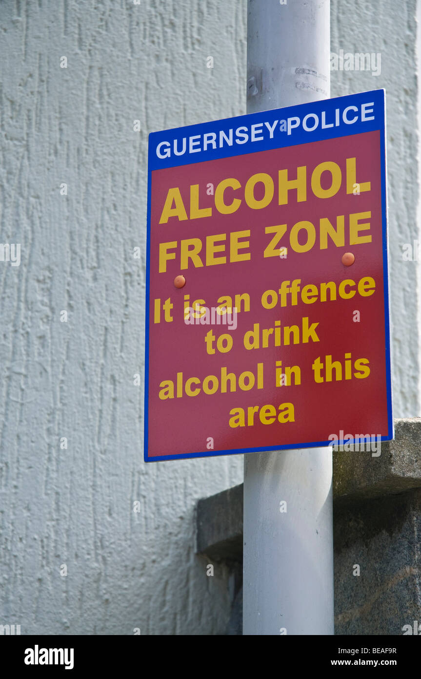 dh ST PETER PORT GUERNSEY Alkohol freie Zone Zeichen verbietet das Trinken von alkoholischen Getränken Stockfoto