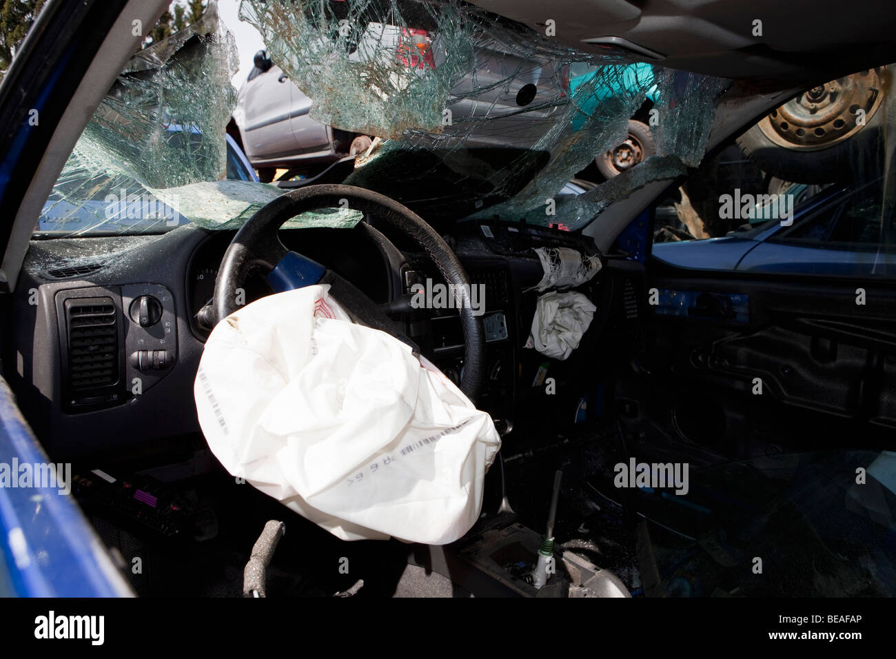Im Inneren eines Autos auf einem Schrottplatz Stockfoto