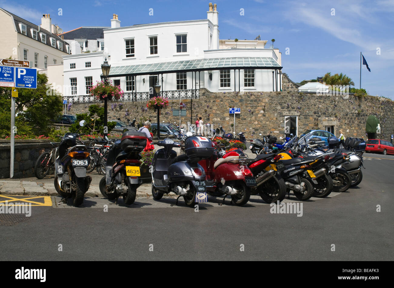 dh ST PETER PORT GUERNSEY Guernsey Disc Zone Motorrad Parkplatz Straßenrand Bereich Motorräder Motorräder geparkt Stockfoto