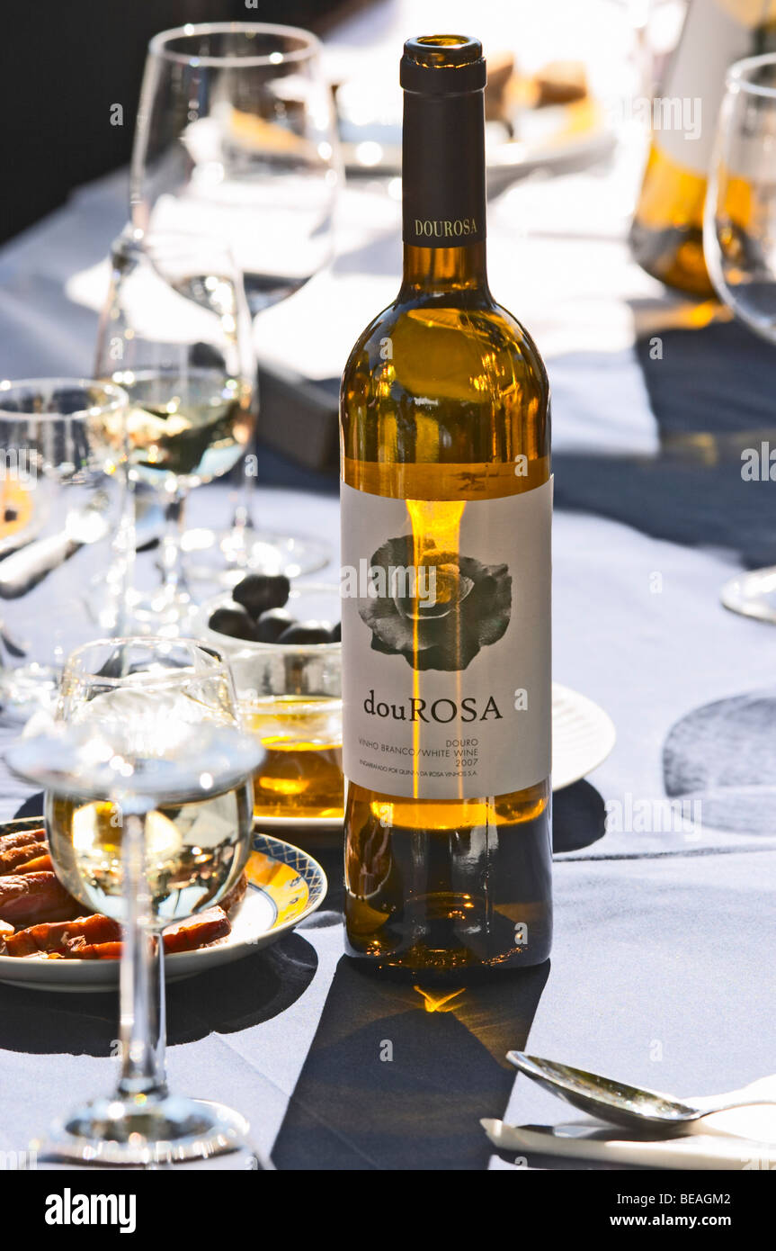 Gläser und Flaschen auf ein Mittagessen Tabelle Quinta De La Rosa Douro Portugal Stockfoto