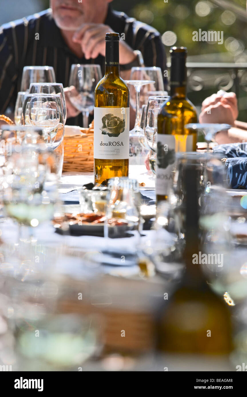 Gläser und Flaschen auf ein Mittagessen Tabelle Quinta De La Rosa Douro Portugal Stockfoto