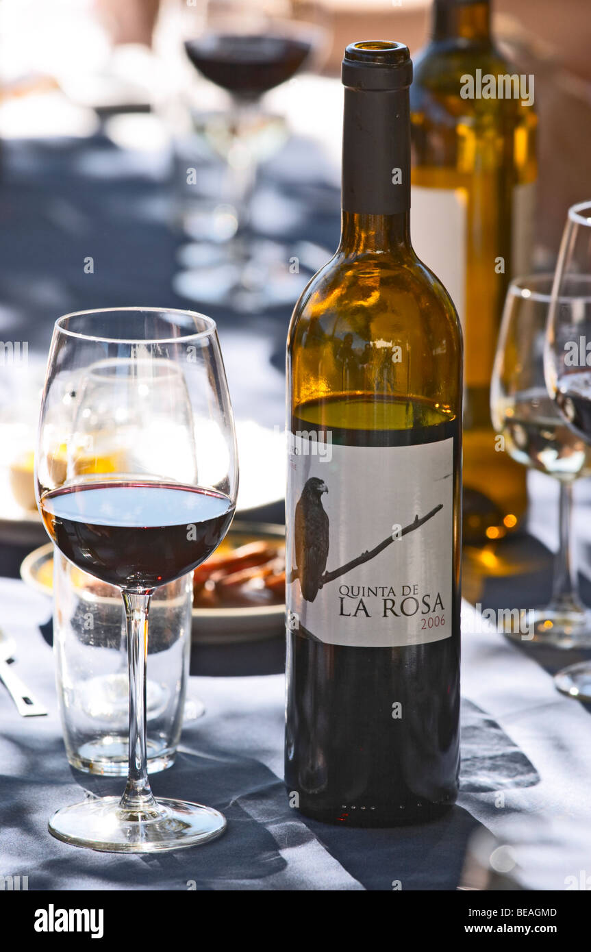 Gläser und Flaschen auf ein Mittagessen Tabelle Quinta De La Rosa Douro Portugal Stockfoto