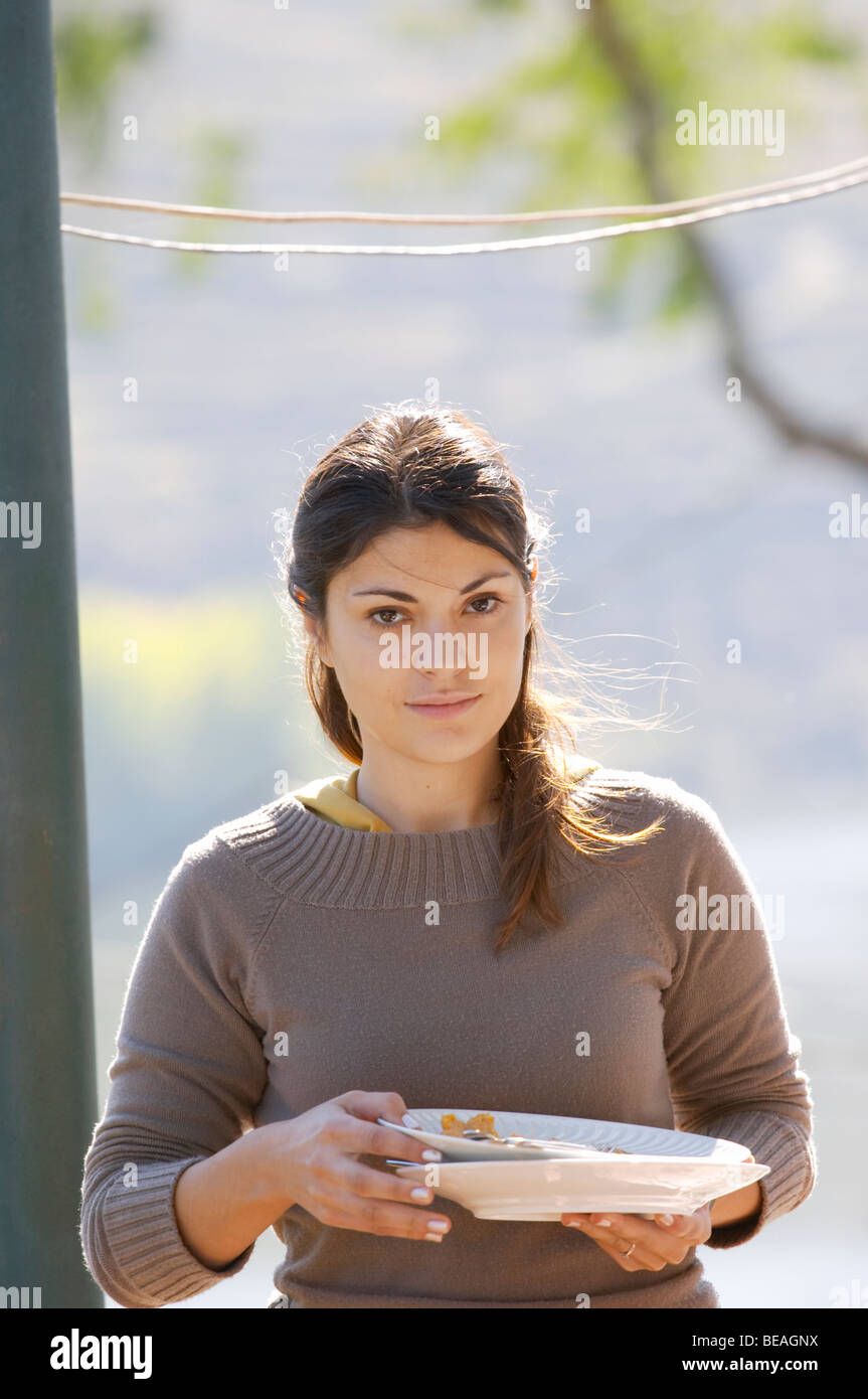 junge Frau Löschen der Tabelle Quinta De La Rosa Douro Portugal Stockfoto