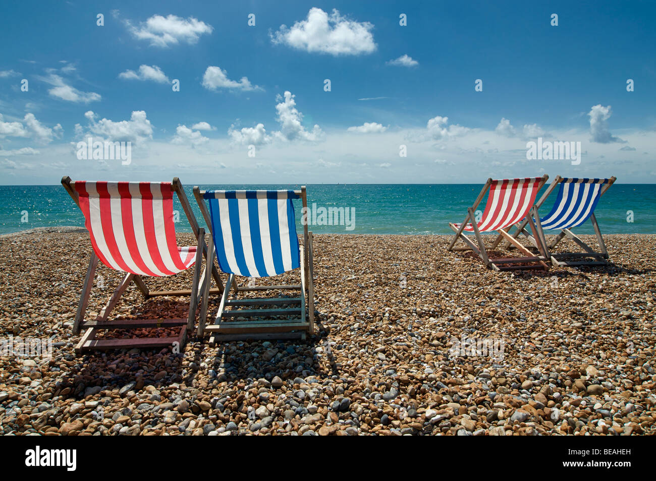 Leere Liegestühle am Strand von Brighton, England Stockfoto