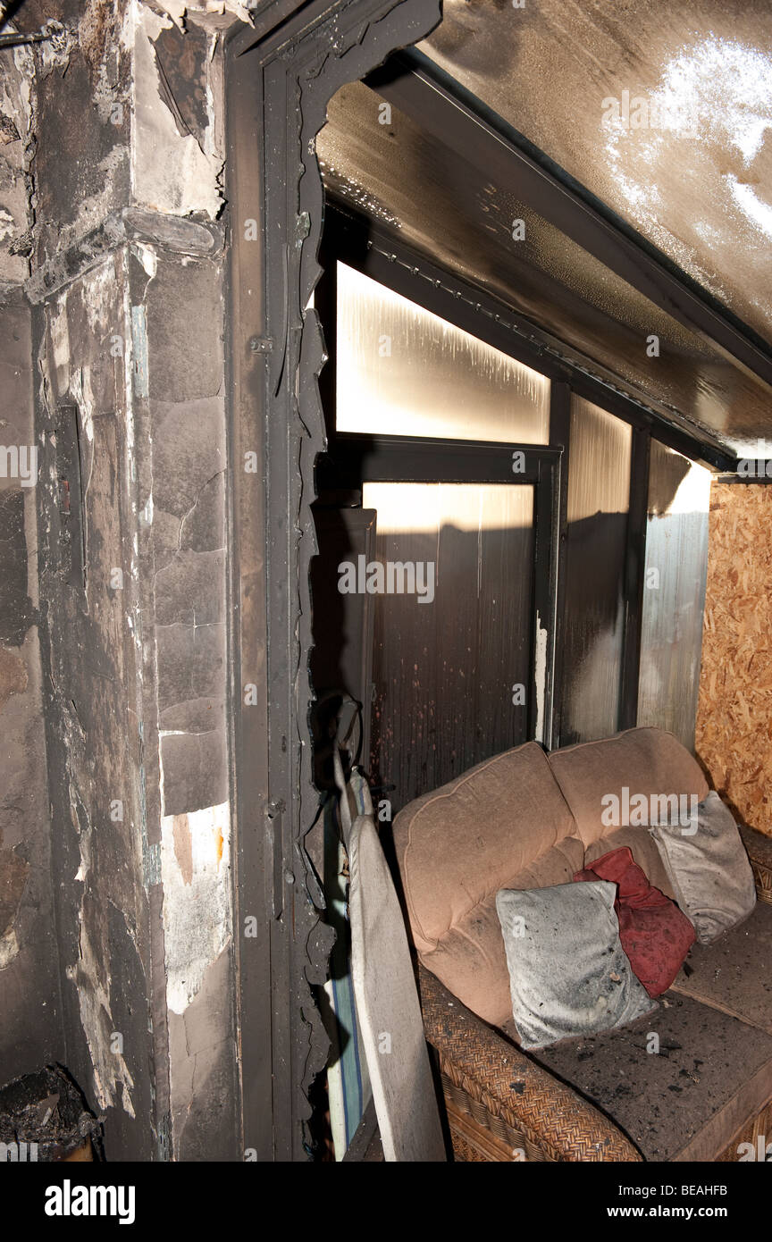 Haus nach schweren Hausbrand zeigt umfangreiche Schäden an der Terrasse doppelte verglaste Türen ausgebrannt Stockfoto