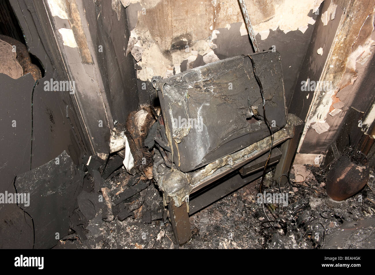 Haus nach schweren Hausbrand zeigt umfangreiche Schäden an Fernseher und Tisch ausgebrannt Stockfoto