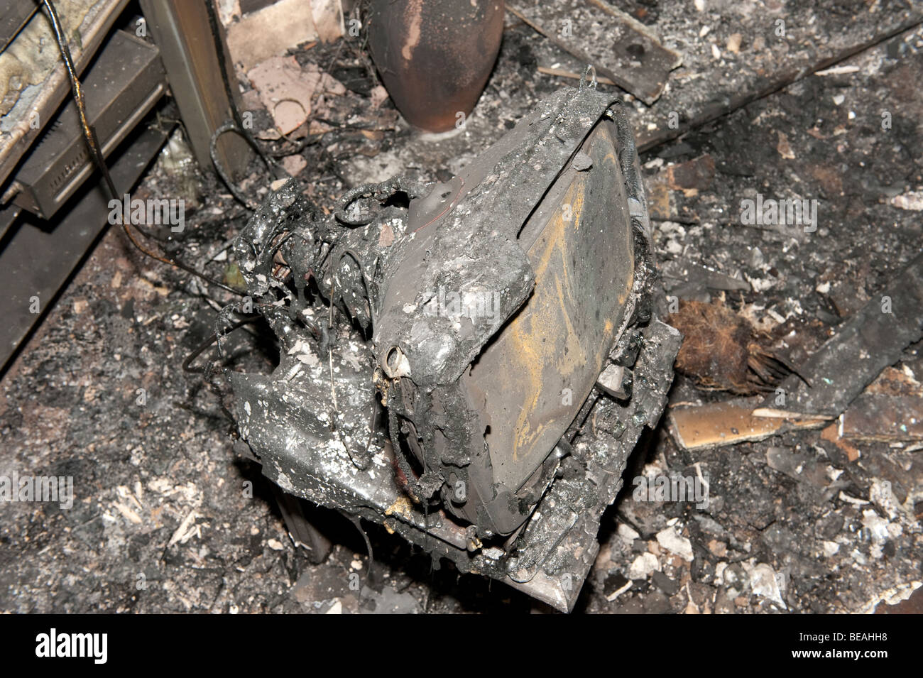 Haus nach schweren Hausbrand zeigt umfangreiche Schäden an Fernsehgerät ausgebrannt Stockfoto