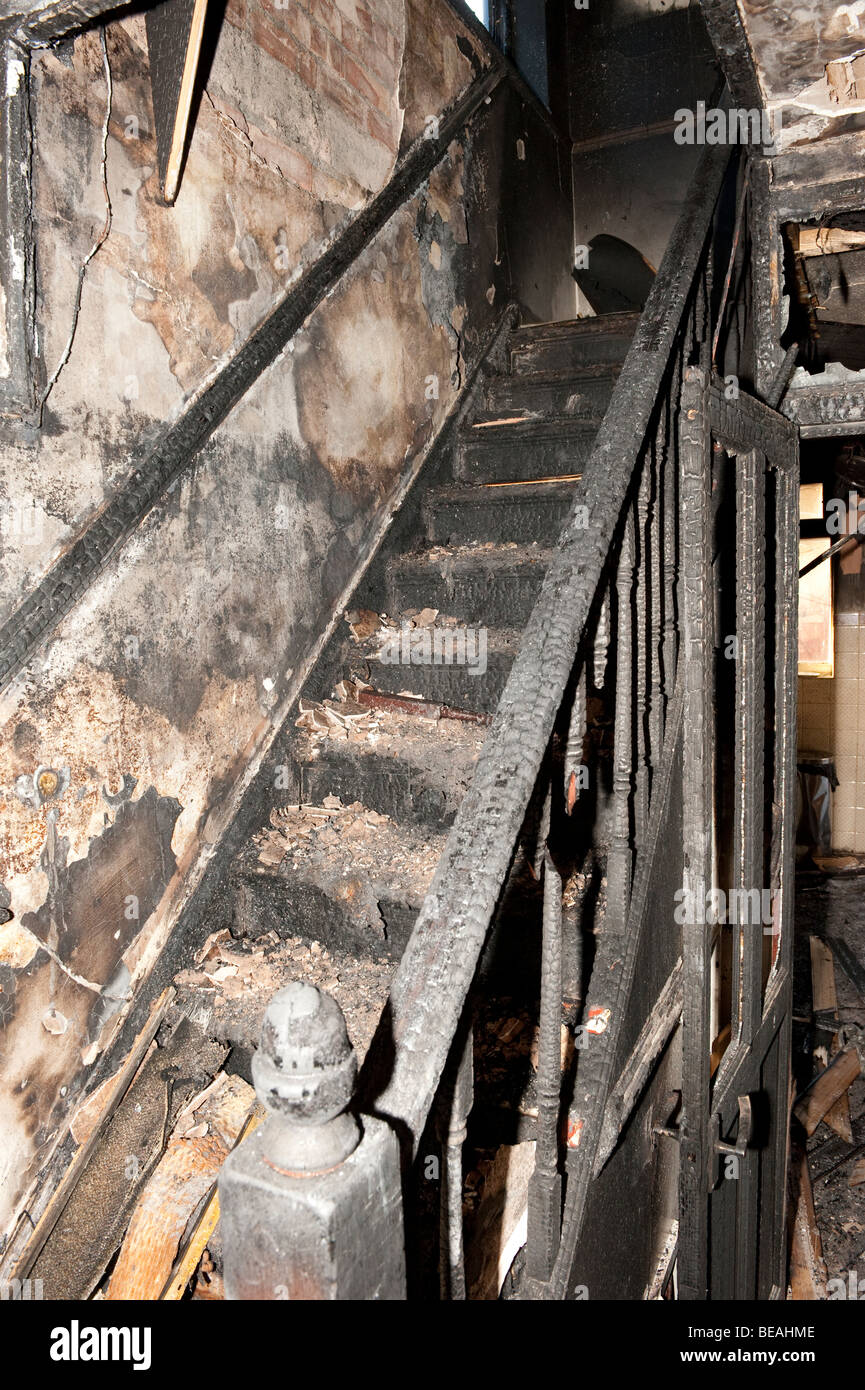 Nach schweren Hausbrand zeigt umfangreiche Schäden an Treppen Haus ausgebrannt Stockfoto