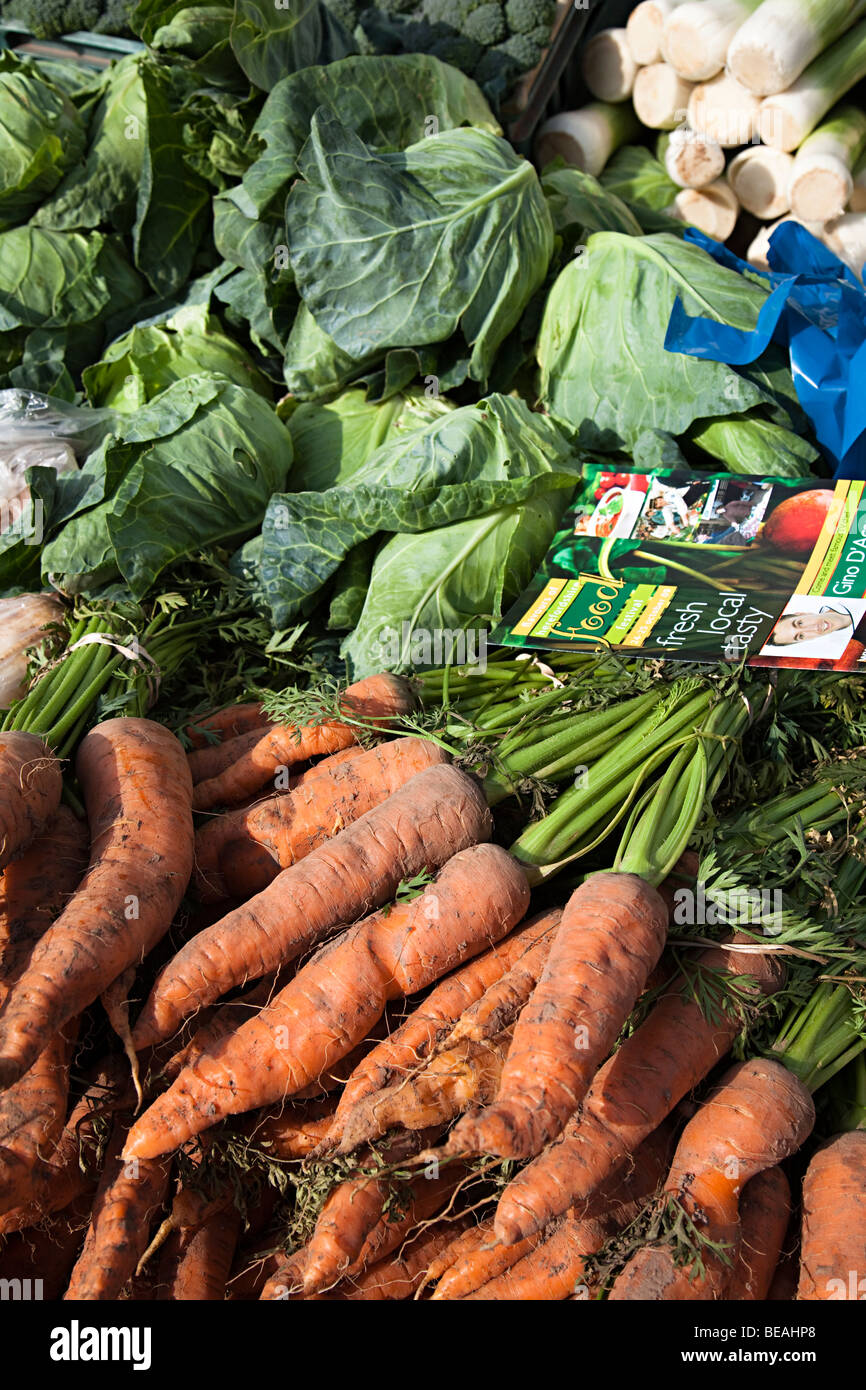 Frische regionale Produkte, Karotten und Gemüse für Hereford Feinschmeckerfest England UK Stockfoto