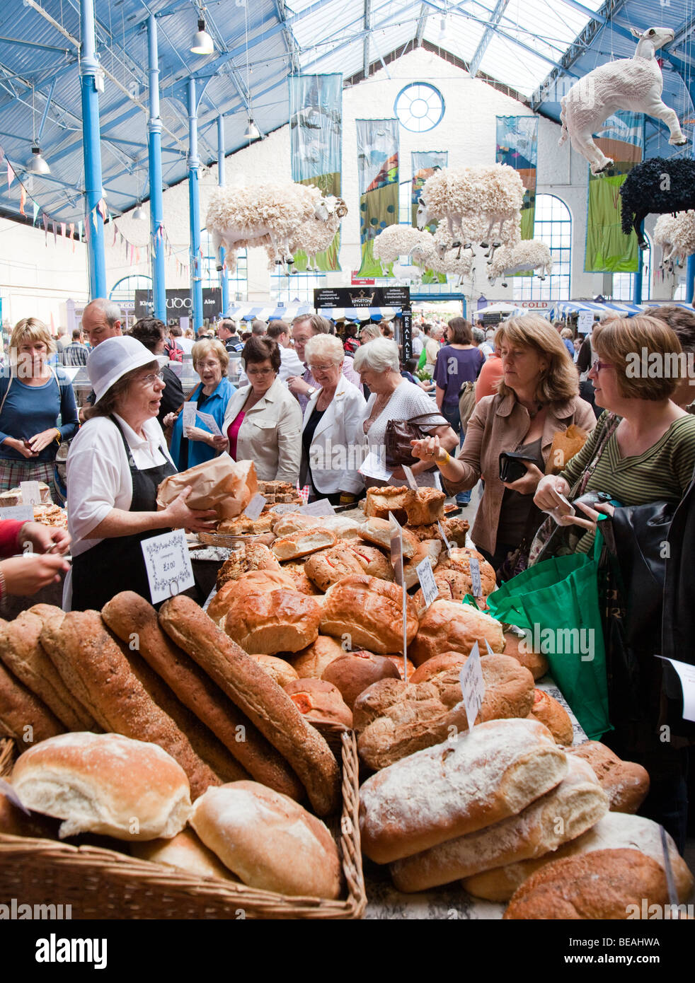 Brot auf Verkauf im Markt Halle Abergavenny Food Festival Wales UK Stockfoto