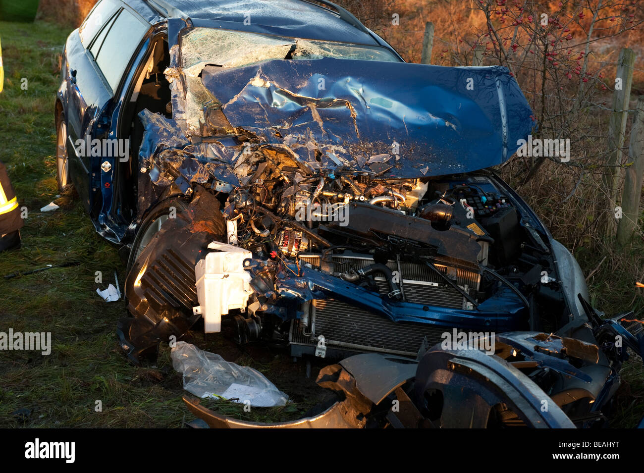 abgestürztes Auto in Graben auf Feldweg Stockfoto