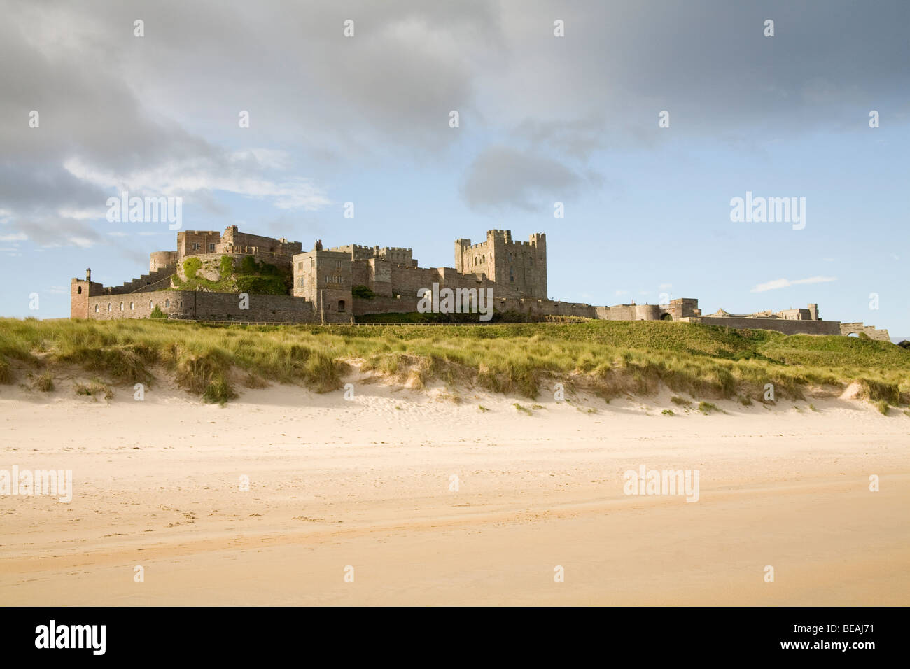 Bamburgh Northumberland England UK Sturm Wolken über dem berühmten Schloss Stockfoto