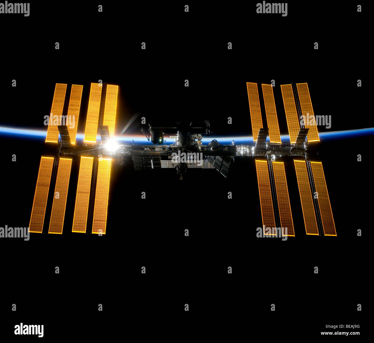 Internationale Raumstation gegen die Schwärze des Raumes und der Atmosphäre der Erde. Optimierte Version von NASA-Originalbild Stockfoto