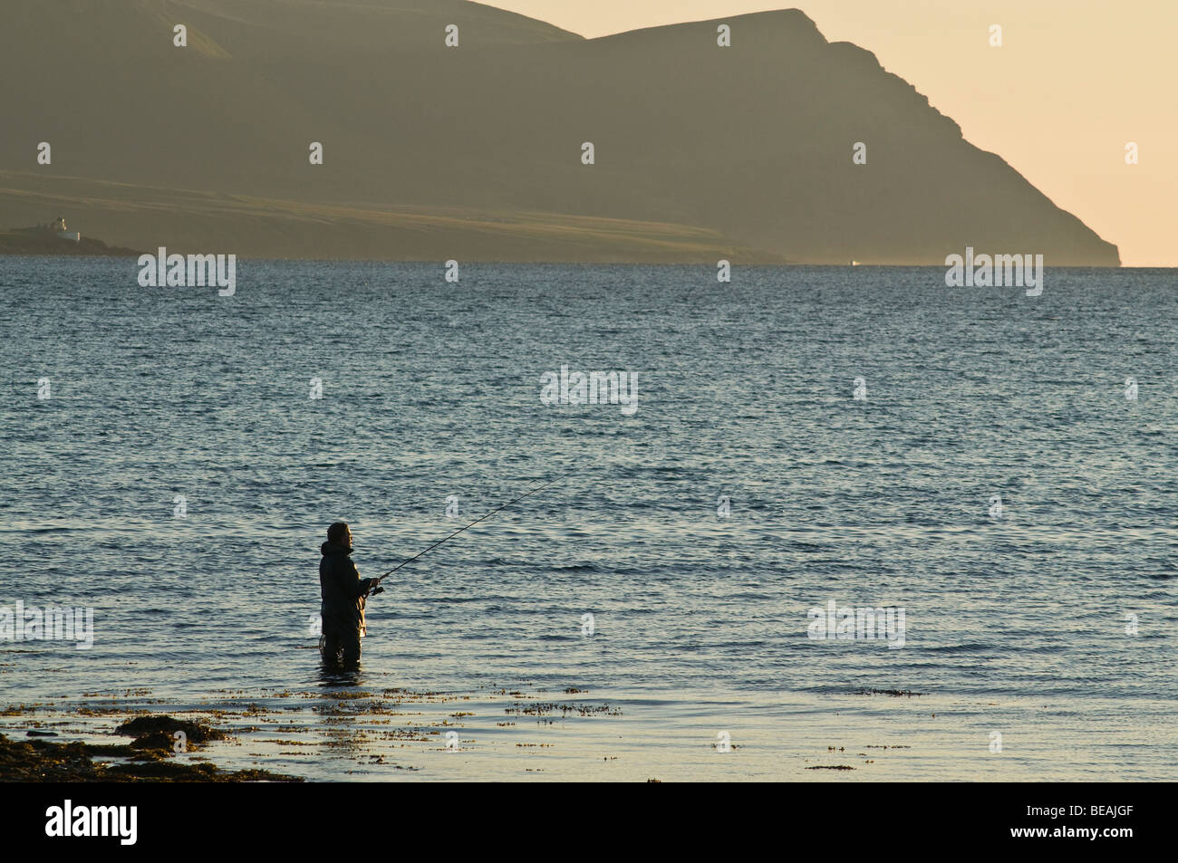 Dh Angler Rute angeln SCAPA FLOW ORKNEY Waten fisherman off shore Abend Hoy Hills Stockfoto