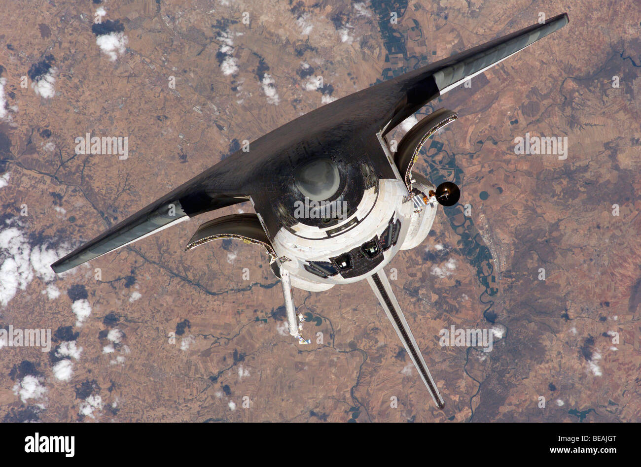Space Shuttle Discovery nähert sich der ISS. Optimierte und erweiterte Version der ein Originalbild der NASA. Kredit NASA. Stockfoto