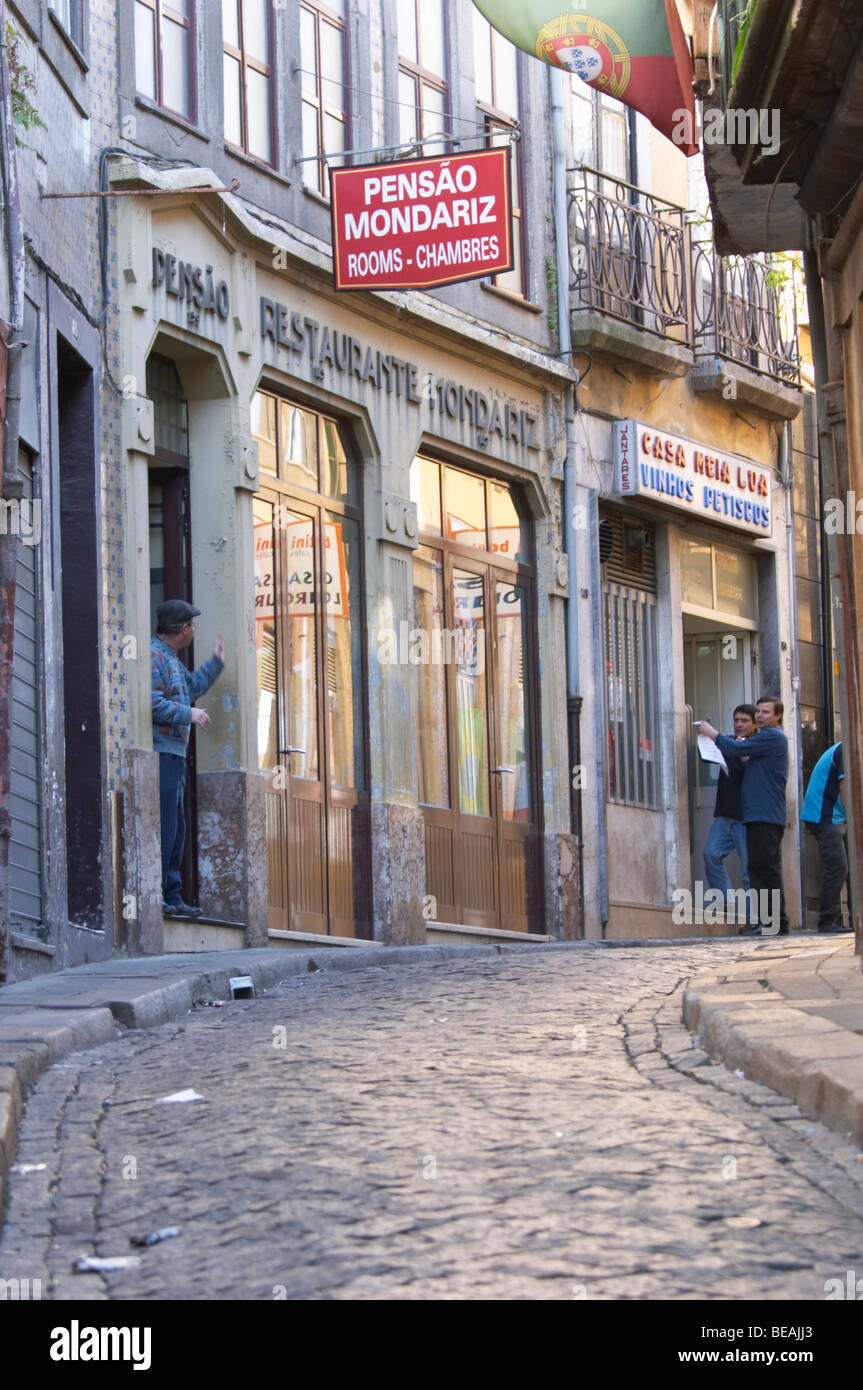 schmale Cobble stone Straße Porto portugal Stockfoto