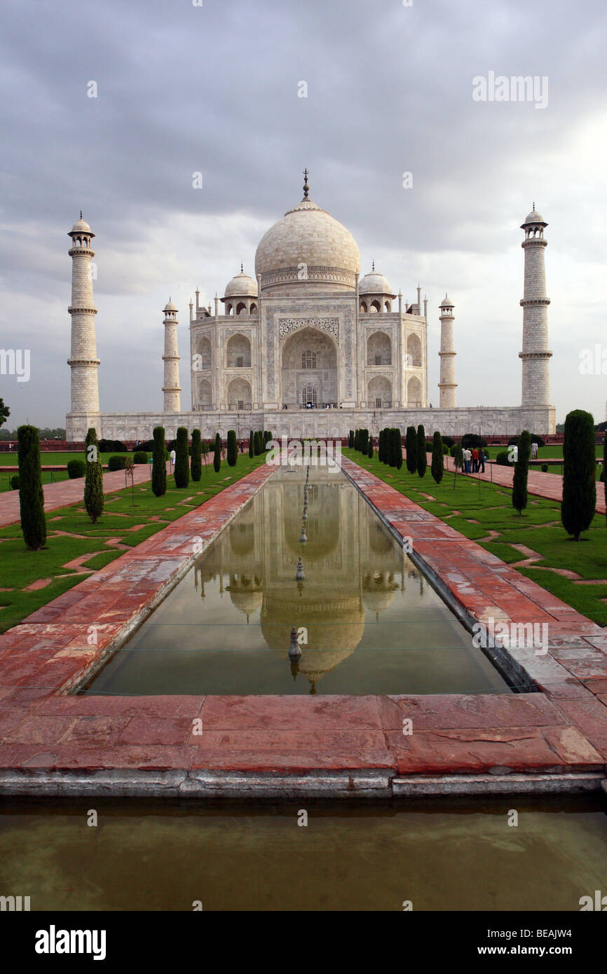 Taj Mahal-Mausoleum in Agra Indien klassischen Frontansicht Stockfoto