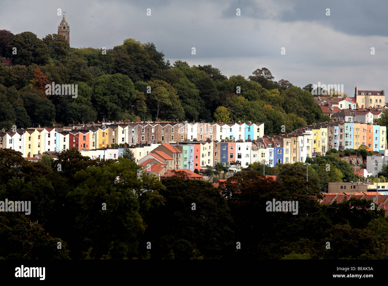 Bild von Mark Passmore. 27.09.2009. Eine Reihe von bunten Häusern im Bereich Hotwells von Bristol. Stockfoto