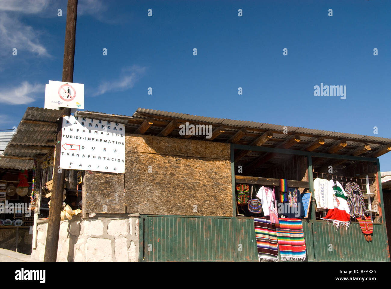 Tarahumara-Indianer speichert Divisadero Zug Bahnhof, Chihuahua, Mexiko Stockfoto