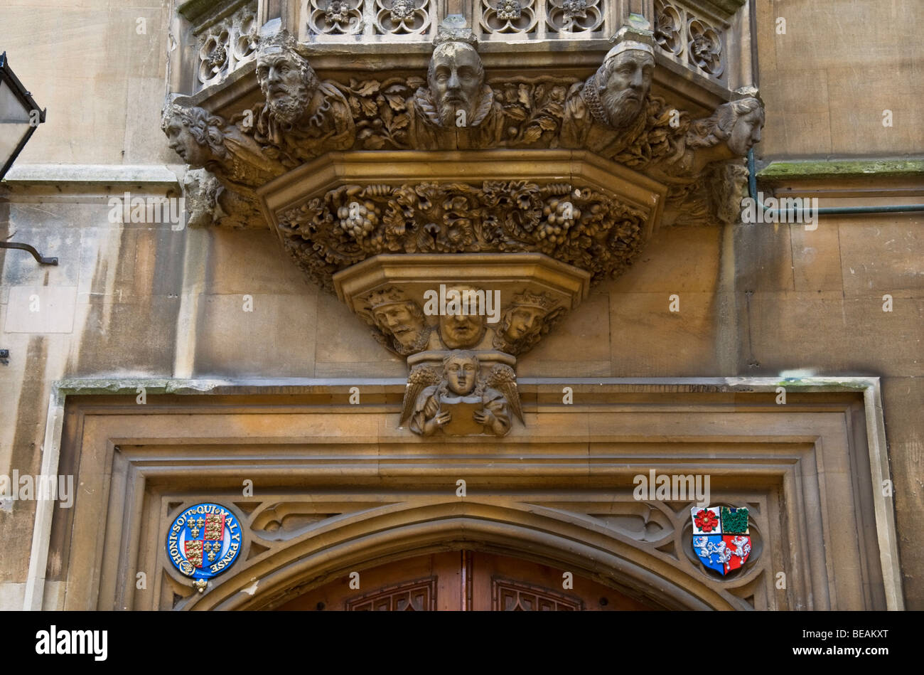 Kunstvolle Steinmetzarbeiten außerhalb Pembroke College Stockfoto