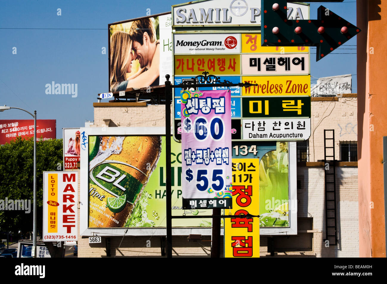 Schilder und Plakate in Englisch und Koreanisch, Western Ave., Los Angeles, California, Vereinigte Staaten von Amerika Stockfoto