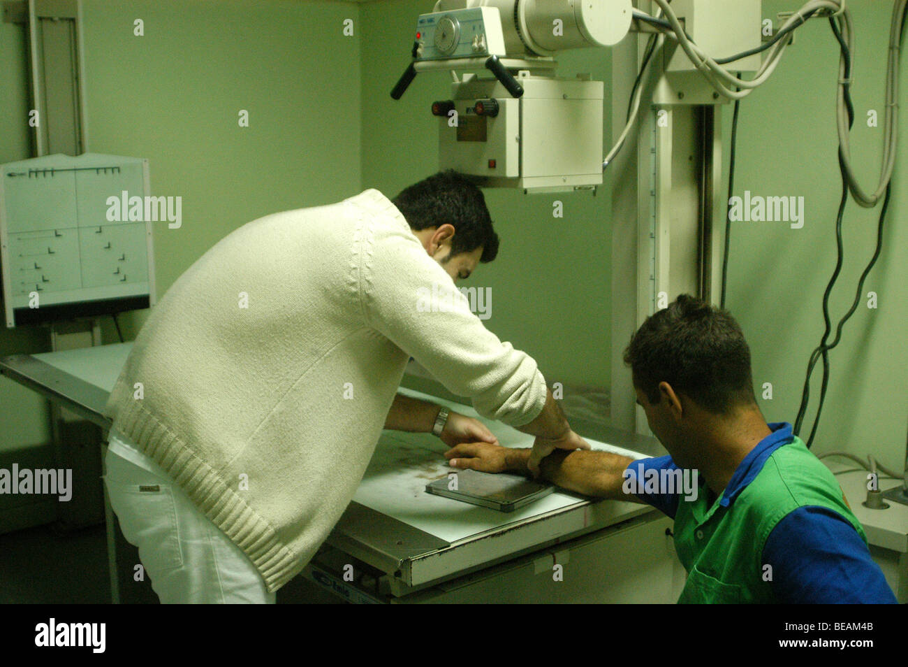 Ein X-Ray technische Pfleger Vorbereitung ein Patienten auf X-Ray. Votorantim, São Paulo, Brasilien. 15.06.2009 um 09:55. Stockfoto