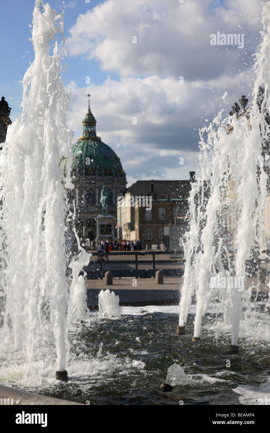 Blick Richtung Schloss Hof und der Marmor-Kirche durch den Brunnen im Garten Amalie an der Waterfront in Kopenhagen. Stockfoto