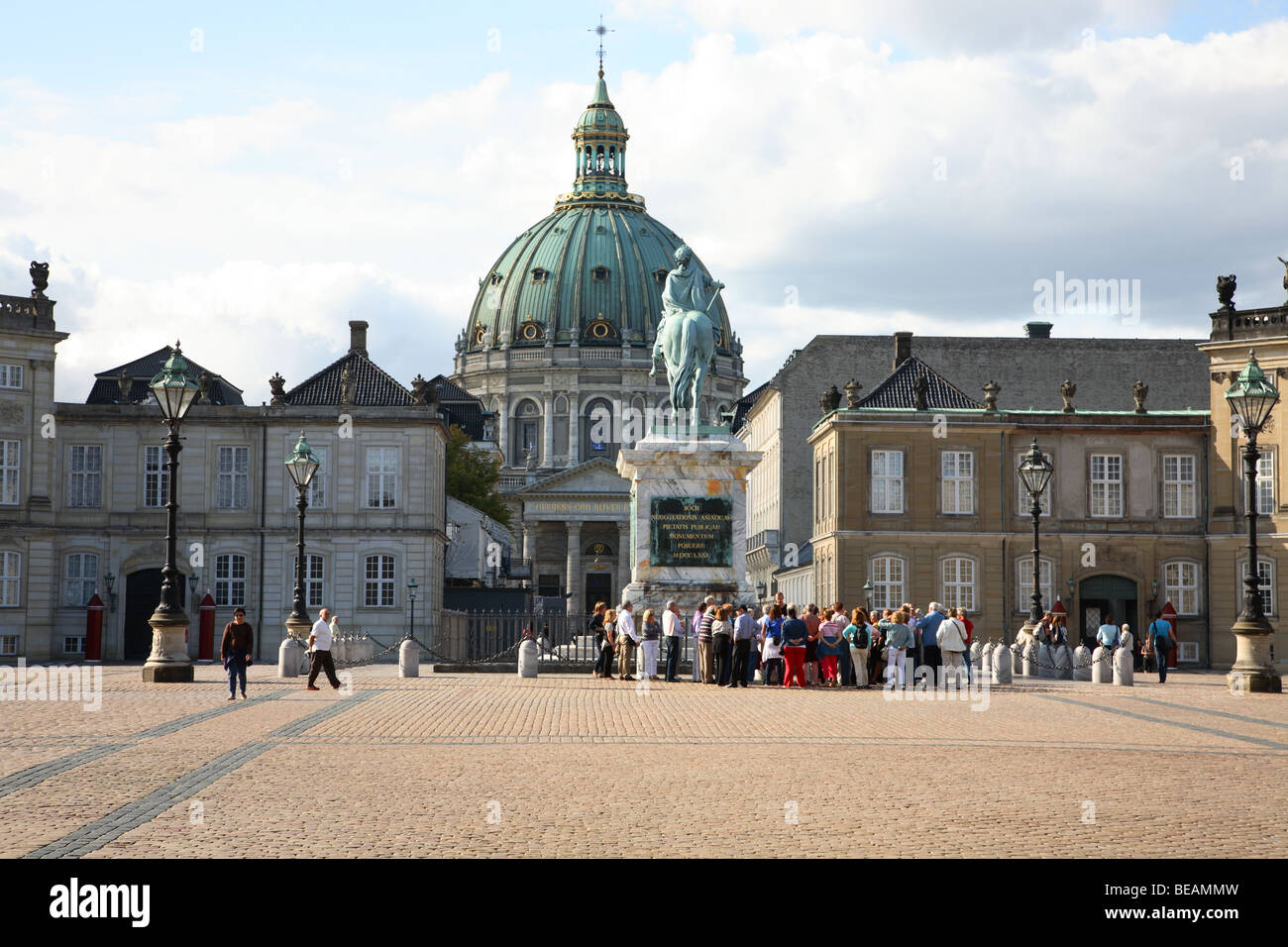 Blick Richtung Marmorkirche in Kopenhagen durch den Palast Hof von Schloss Amalienborg mit der Reiterstatue. Stockfoto