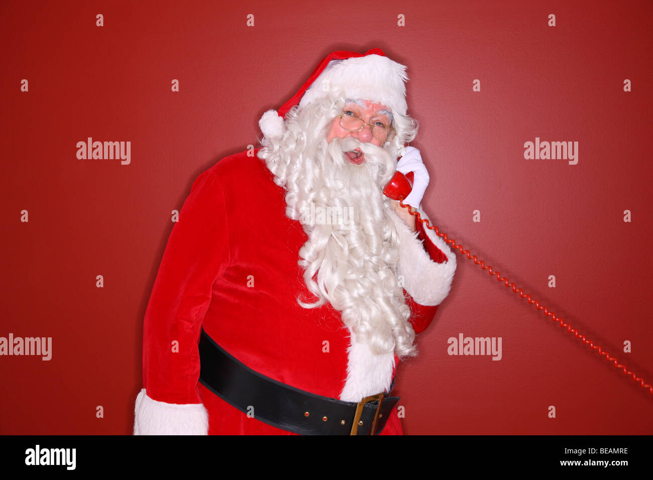 Santa am Telefon sprechen Stockfoto