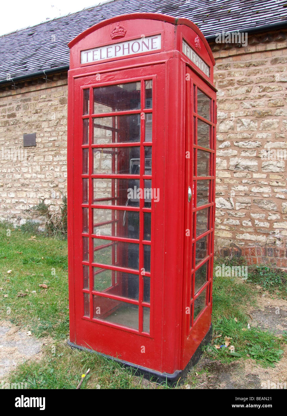 Traditionelle rote britische Telefonzelle Stockfoto