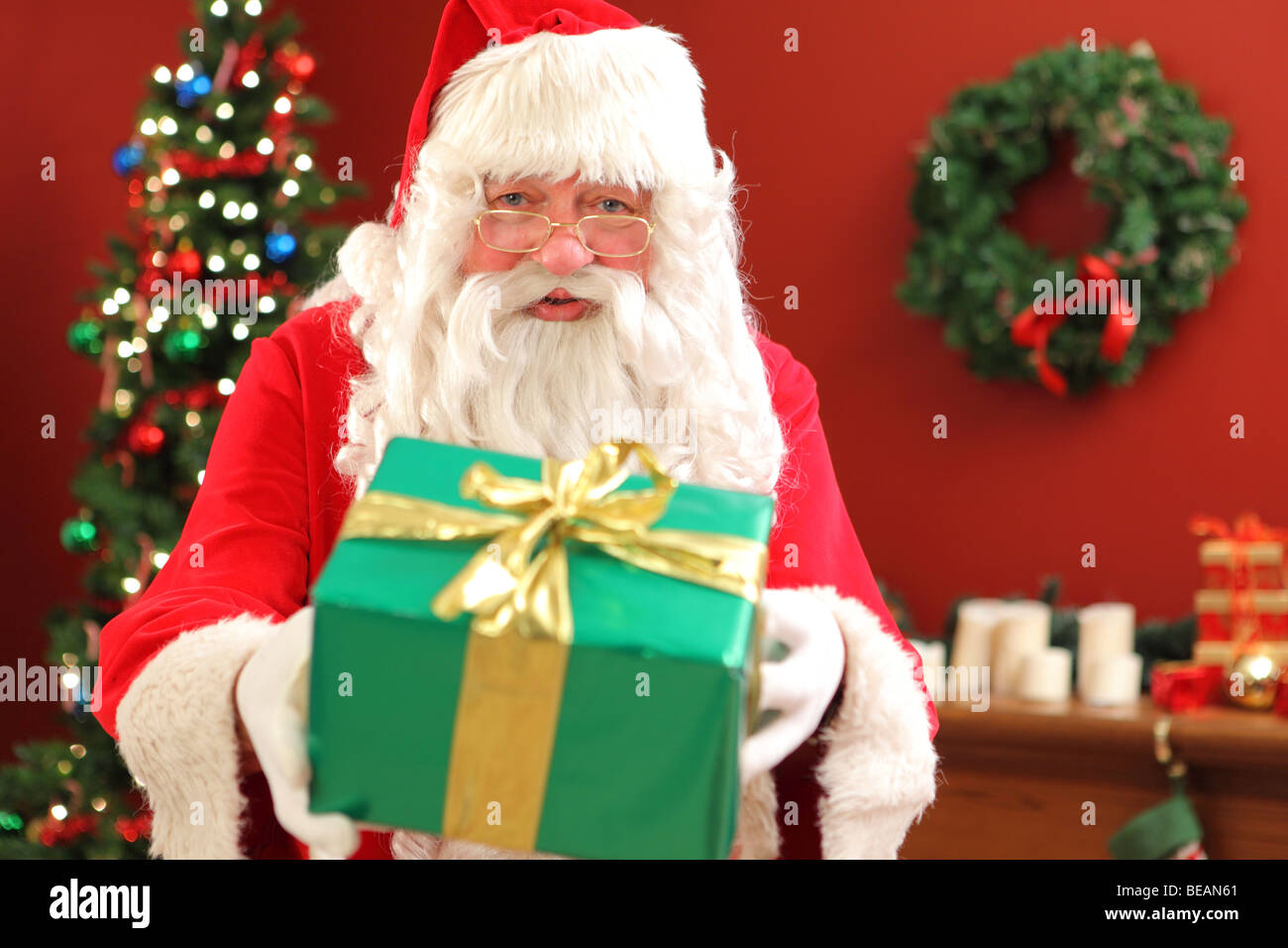 Weihnachtsmann mit Geschenk Stockfoto