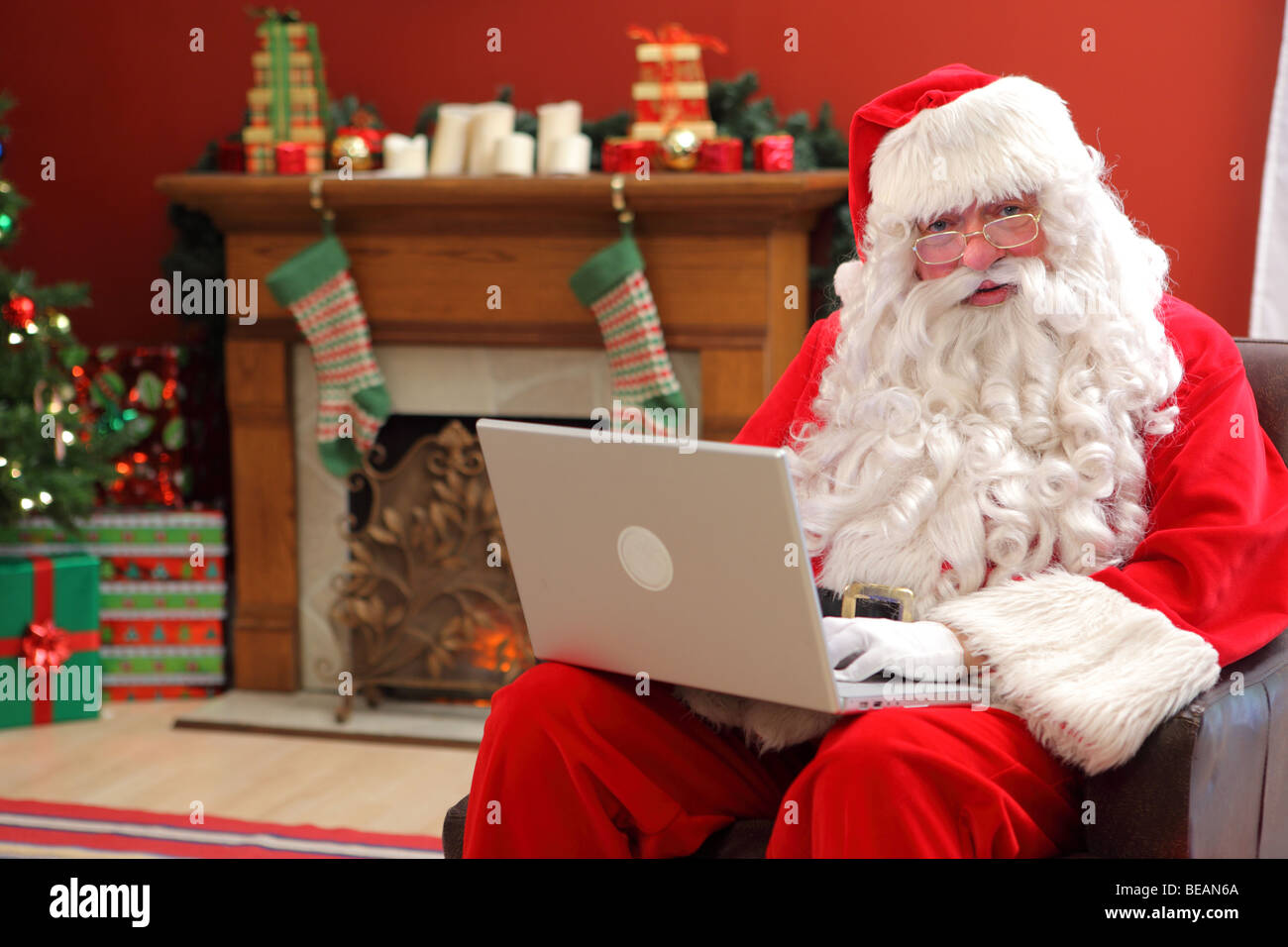 Santa Claus auf Laptop-Computer arbeiten Stockfoto