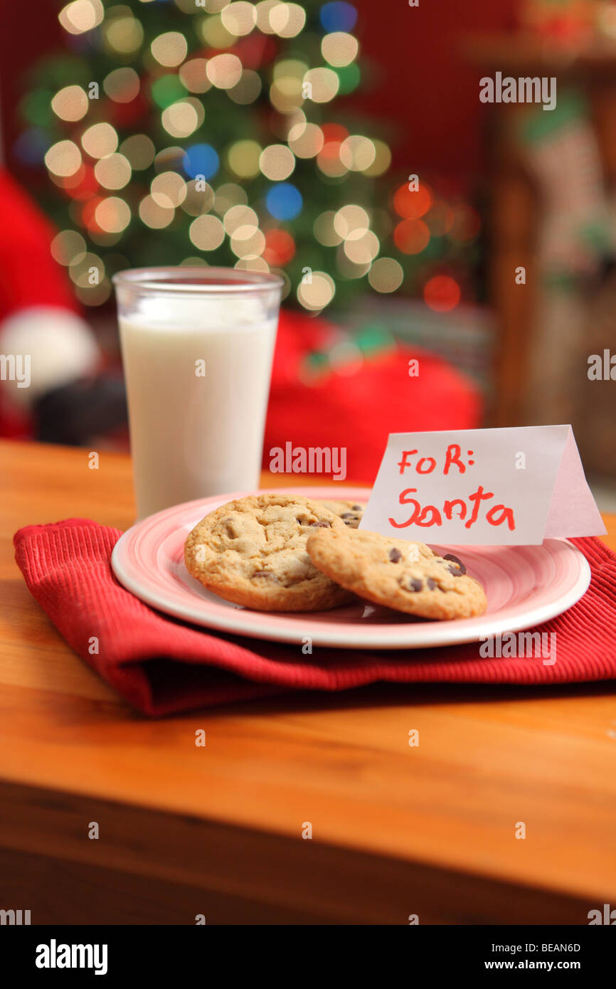 Milch und Kekse für den Weihnachtsmann Stockfoto