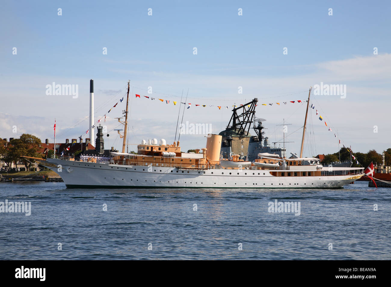 Die dänische Königliche Yacht Dannebrog HDMY, hat zu seiner Verankerung im Hafen von Kopenhagen aus der königlichen Sommer Kreuzfahrt zurück. Stockfoto