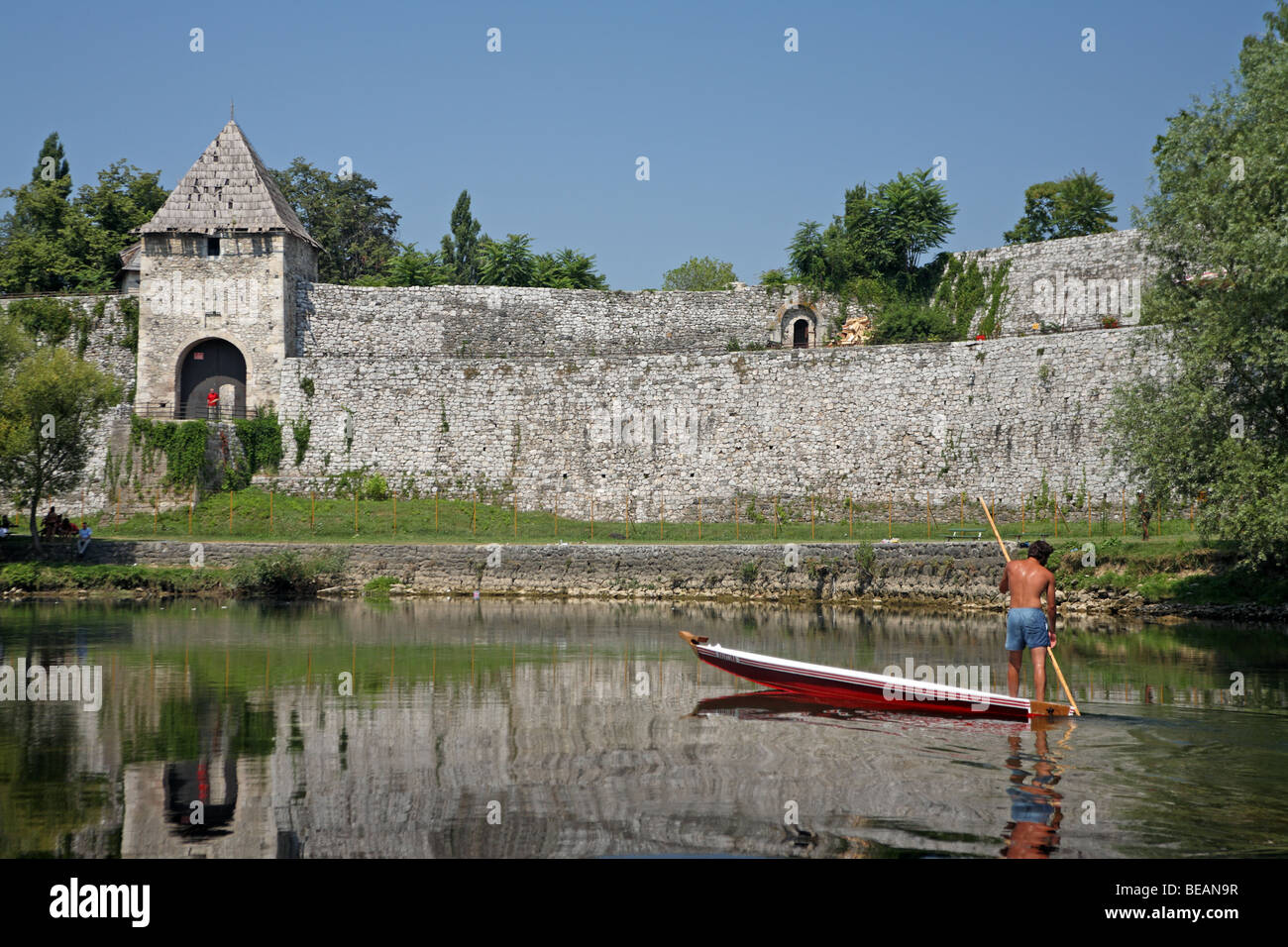 Punt Boot auf Vrbas Fluß Wit alte Burg im Hintergrund. Banja Luka, Bosnien und Herzegowina. Balkan Stockfoto