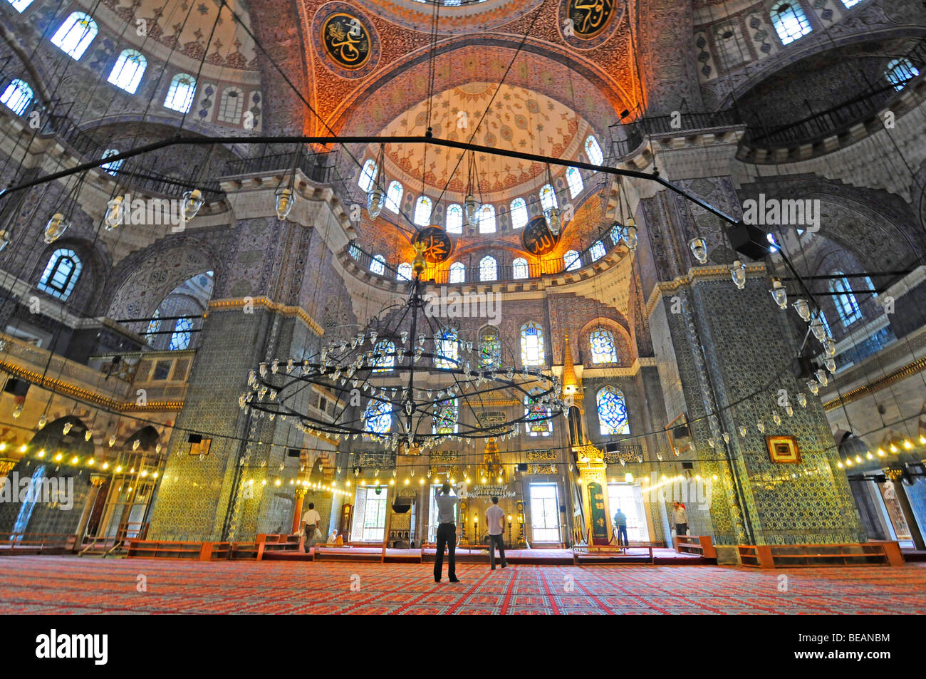 Innenraum einer prächtigen Moschee in Istanbul, Türkei. Stockfoto