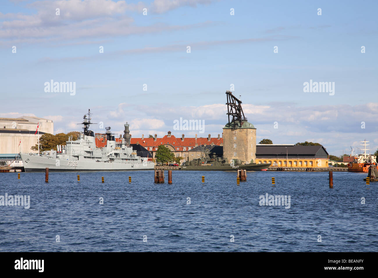 Ansicht des Hafens von Kopenhagen gegenüber den alten Marinestation Holmen mit historischen rigging Gardinen (Mast Kran) von ca. 1750. Stockfoto