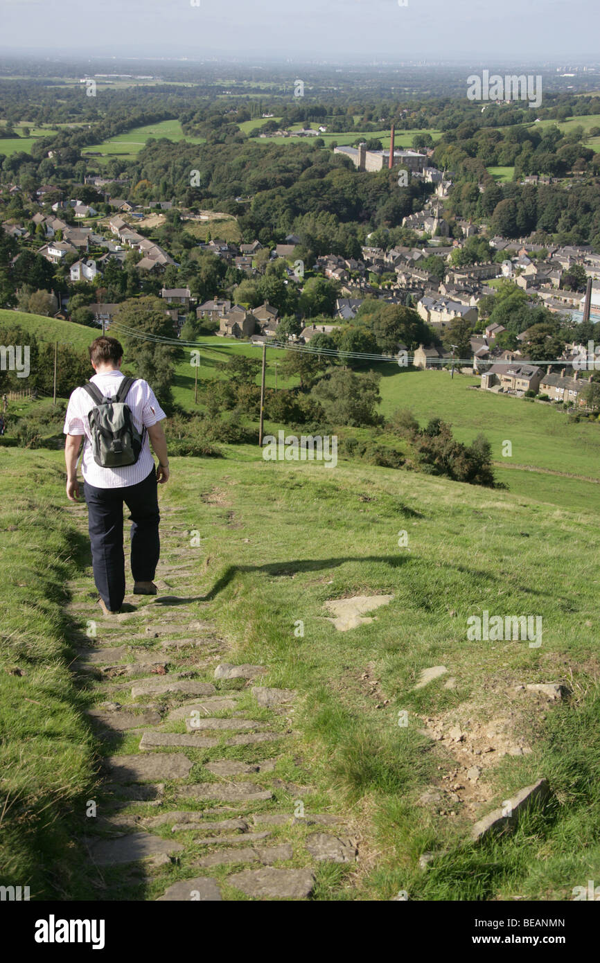 Der East Cheshire Gritstone Spur Weg von der White Nancy, mit der Stadt Bollington im Hintergrund. Stockfoto