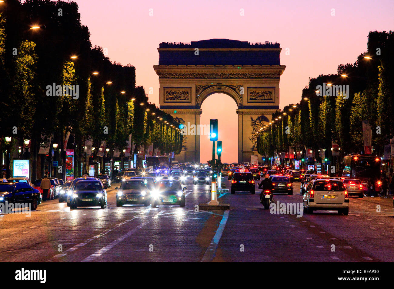 Arc de Triomphe und den Champs-Elysees in der Nacht in Paris. Stockfoto