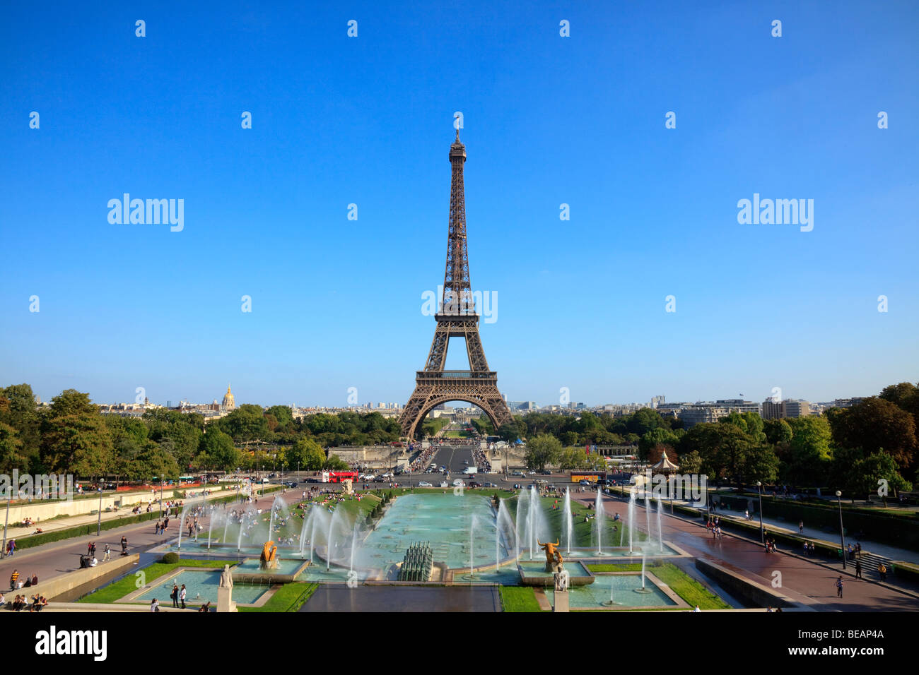 Eiffelturm und Trocadero-Gärten in Paris, Frankreich Stockfoto