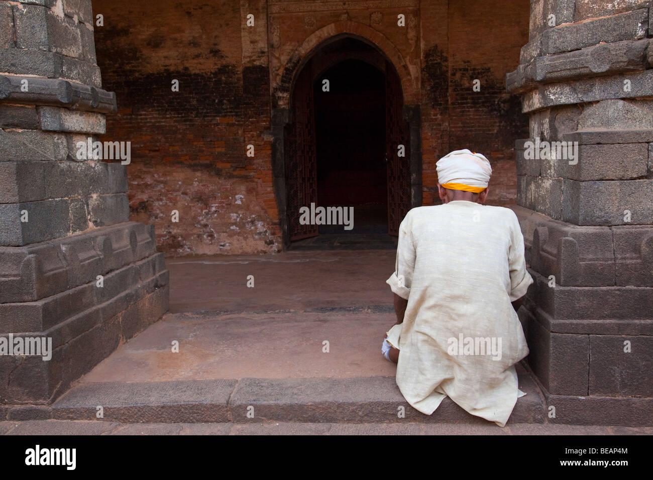 Muslimischen Mann, der betet in Qadam Rasul Moschee in Gour in Bengalen Zustand in Indien Stockfoto