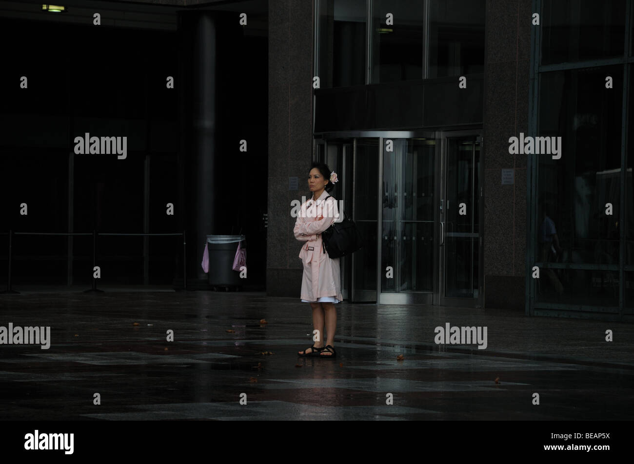 An einem regnerischen Tag im August stand eine böse Frau auf der Plaza des World Financial Centers Stockfoto