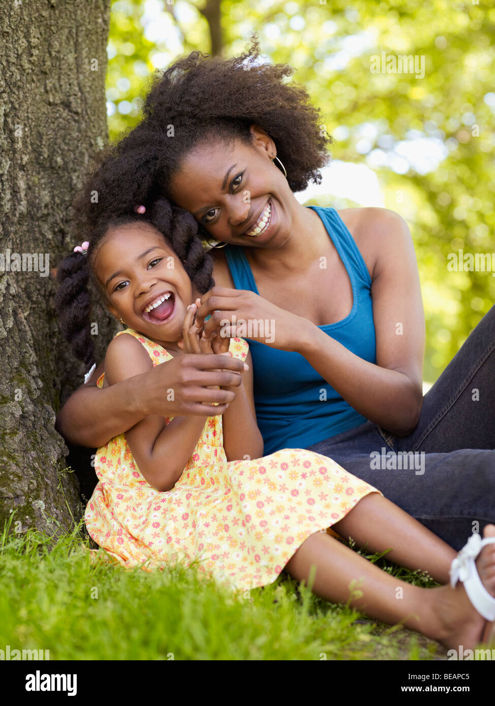 Mutter und Tochter im Park umarmt Stockfoto