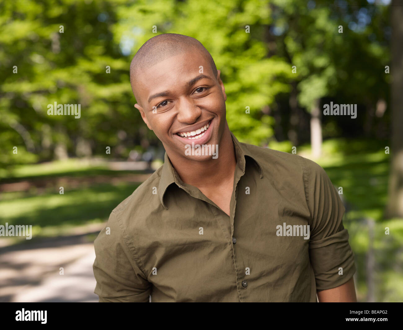 Afrikanischer Mann lächelnd Stockfoto